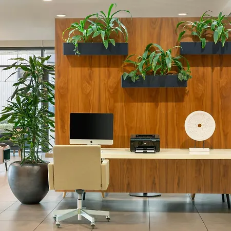 Courtyard By Marriott Hotell